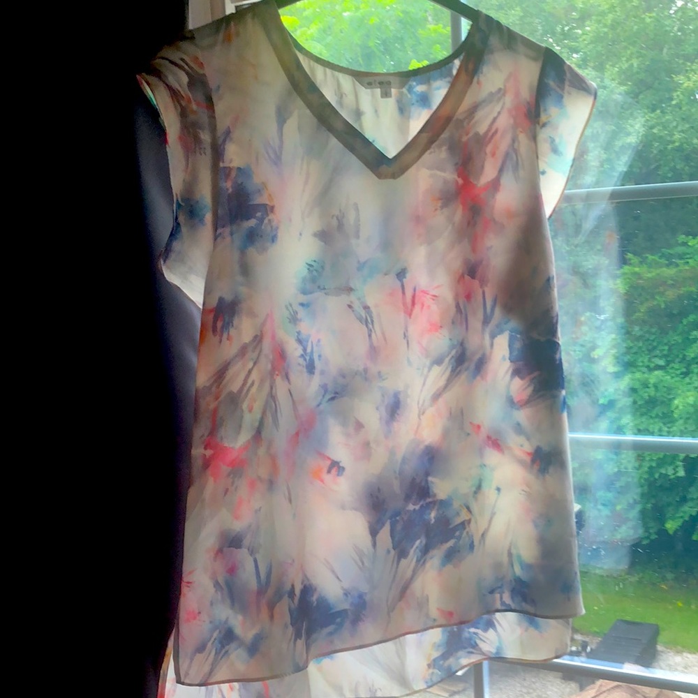 Women’s Lg Cleo blouse. Flattering Vibrant Pattern